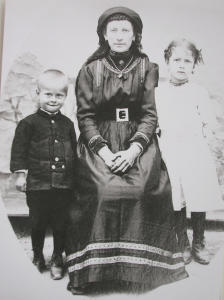 Donna con bambini in abiti tradizionali (1910 - 1920)